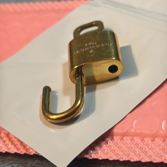 Louis Vuitton gold lock and key 🔐 310 - Picture 10 of 12